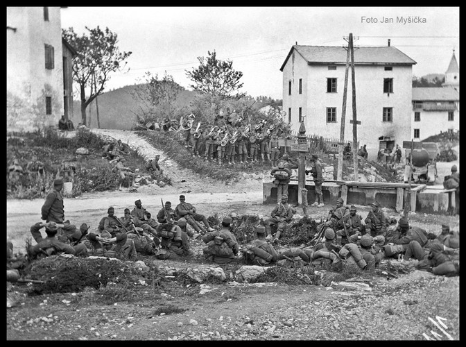 IV Batalion w czasie marszu z Carbonare przez Koncert , Włochy, 16 sierpnia 1916, fot. Jan Myšička