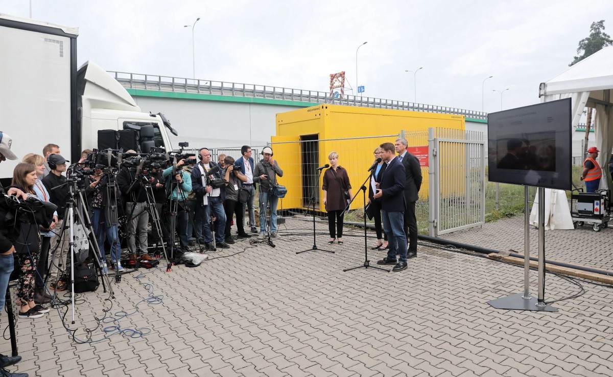 Prezydent Warszawy Rafał Trzaskowski (C-P) podczas konferencji prasowej przed siedzibą MPWiK w Warszawie