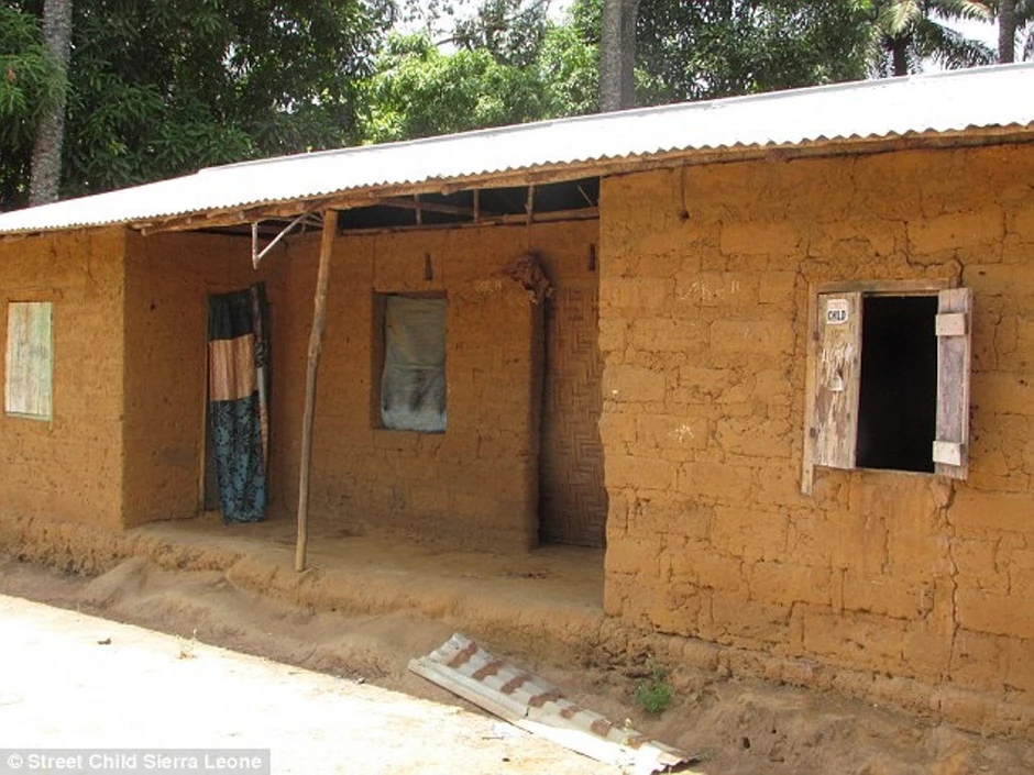 Kuća u Kigbalu gde su Ibrahim  i Aminata u dva navrata bili u karantinu Ibrahim (13) i Aminata (10) iz sela Kigbal ostali su bez oba roditelja zbog ebole. Dva puta zaredom bili su 21. dan u karantinu.