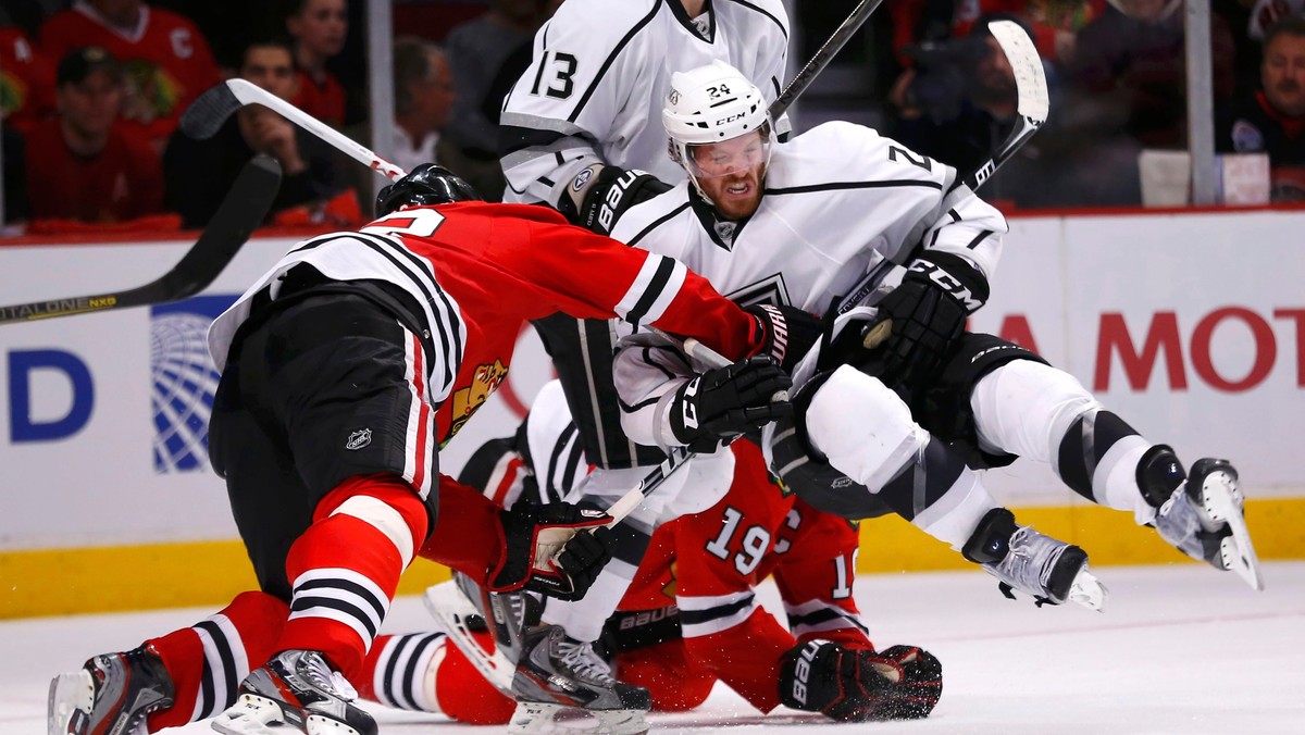 Los Angeles Kings przegrali drugi mecz z Chicago Blackhawks 2:4 i znajdują się w co raz cięższej sytuacji w kontekście awansu do finału Pucharu Stanleya. Przed ekipą z Los Angeles teraz dwa mecze na własnym lodowisku, gdzie czują się znacznie pewniej.