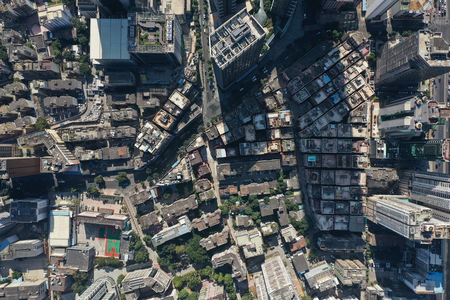 Około 70 proc. mieszkańców Shenzhen mieszka w chengzhongcun, gdzie mieszkania są tak ciasno upakowane, że prawie się stykają. Na zdjęciu: miejska wioska Caiwuwei w dystrykcie Luohu, grudzień 2020 r. 