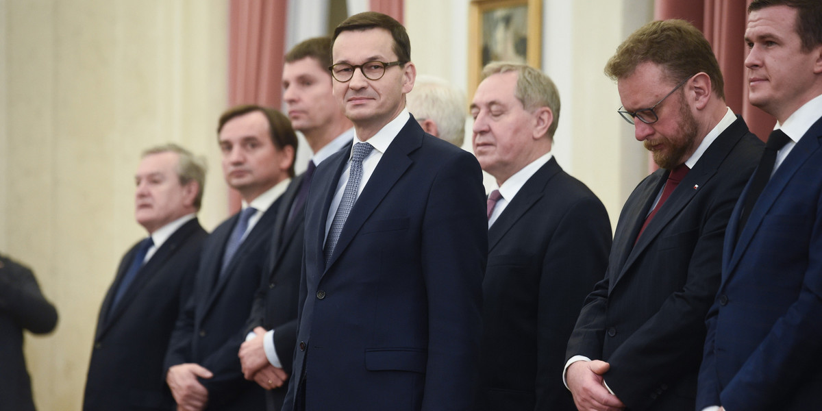 To nie pierwszy raz, gdy premier Morawiecki przejmuje tekę ministerialną w sytuacji wyjątkowej. W sierpniu tego roku przejął obowiązki ministra finansów, gdy odwołany z tego stanowiska został Marian Banaś (Banaś został wtedy wybrany na prezesa NIK). 