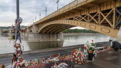 Halk, gyászos hajóharang jelzi most a Margit hídnál: itt sok ember halt meg – Fotók a Hableány tragédiájának megemlékezéséről