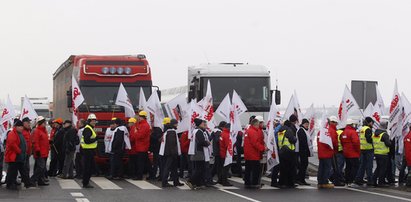 Zablokowali drogę i częstowali pączkami