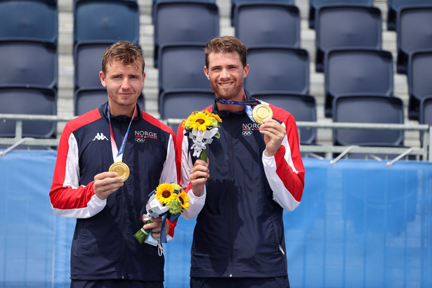 Norwegowie Christian Sandlie Sorum (L) i Anders Berntsen Mol (P) podczas ceremonii medalowej