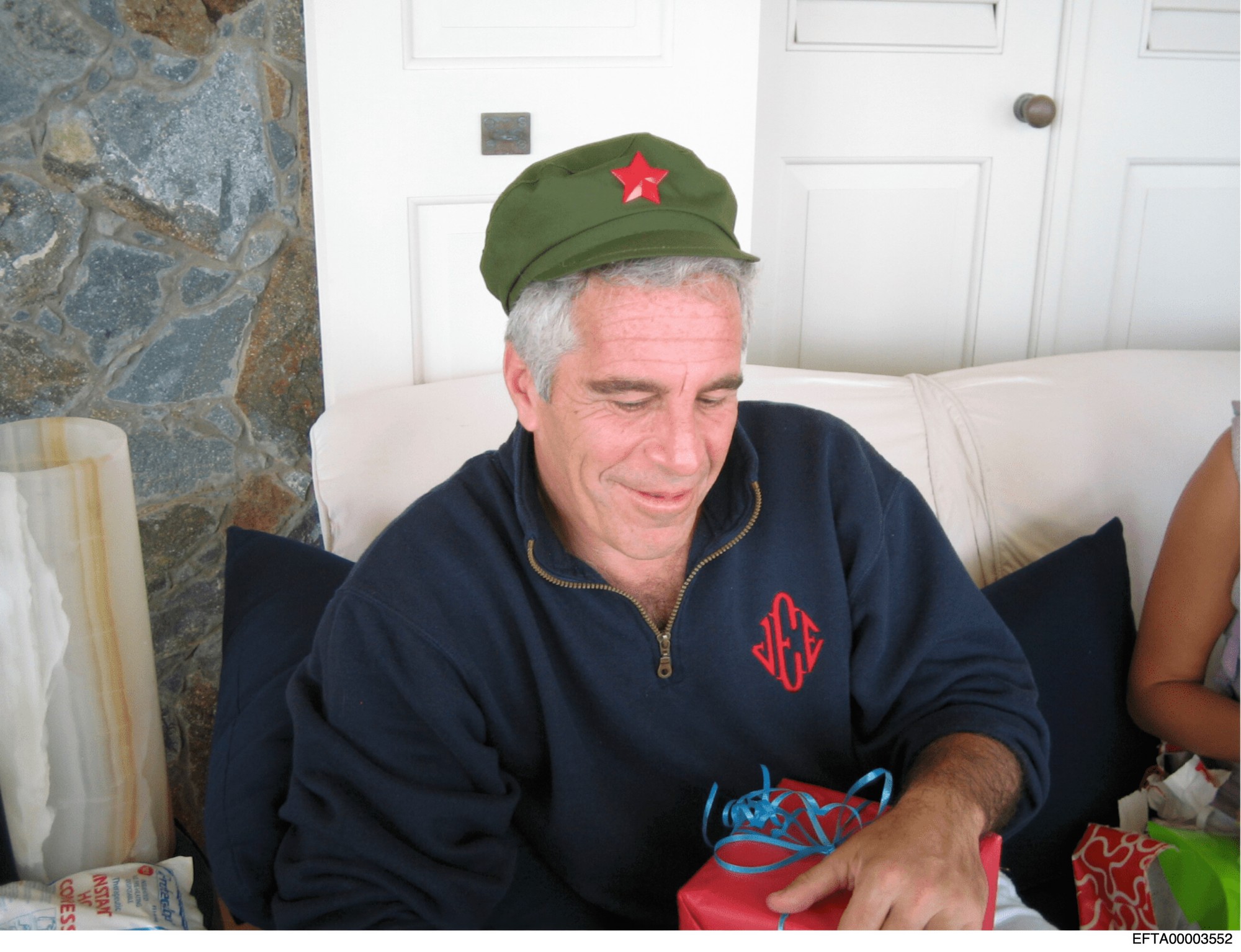 Jeffrey Epstein na fotografii zverejnenej americkým ministerstvom spravodlivosti.