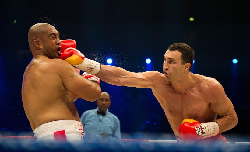 Władimir Kliczko posłał rywala na deski i obronił pas mistrza świata