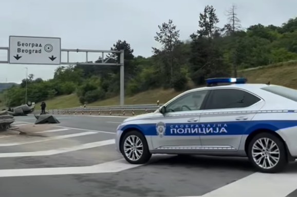 (VIDEO) ZAKUCAO SE U BANKINU I ISPREVRTAO! Automobil završio na krovu nasred auto-puta na ulazu u Beograd