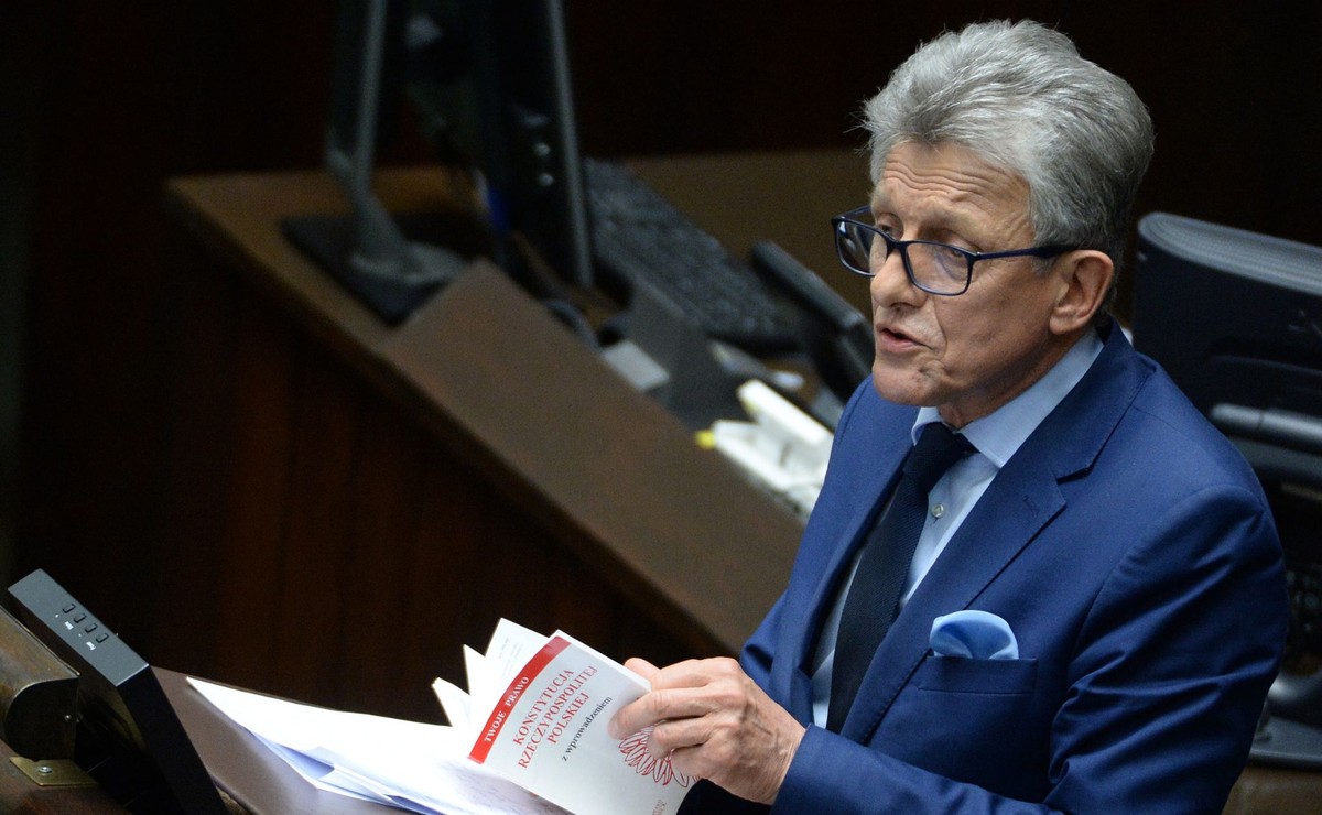 Piotrowicz podkreślił, że sądy nie mają prawa zajmować się polityką.