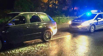 Pijany 28-latek uciekał przed policją. Mundurowi musieli wybić szybę w aucie