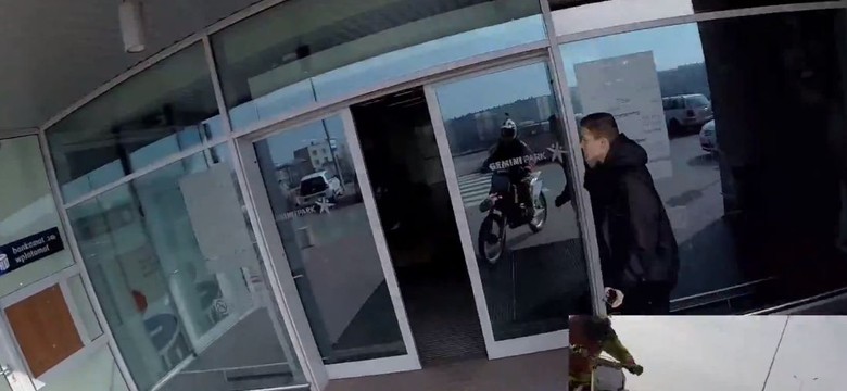 Tak motocyklista szalał w galerii handlowej. Policja już go zatrzymała. WIDEO