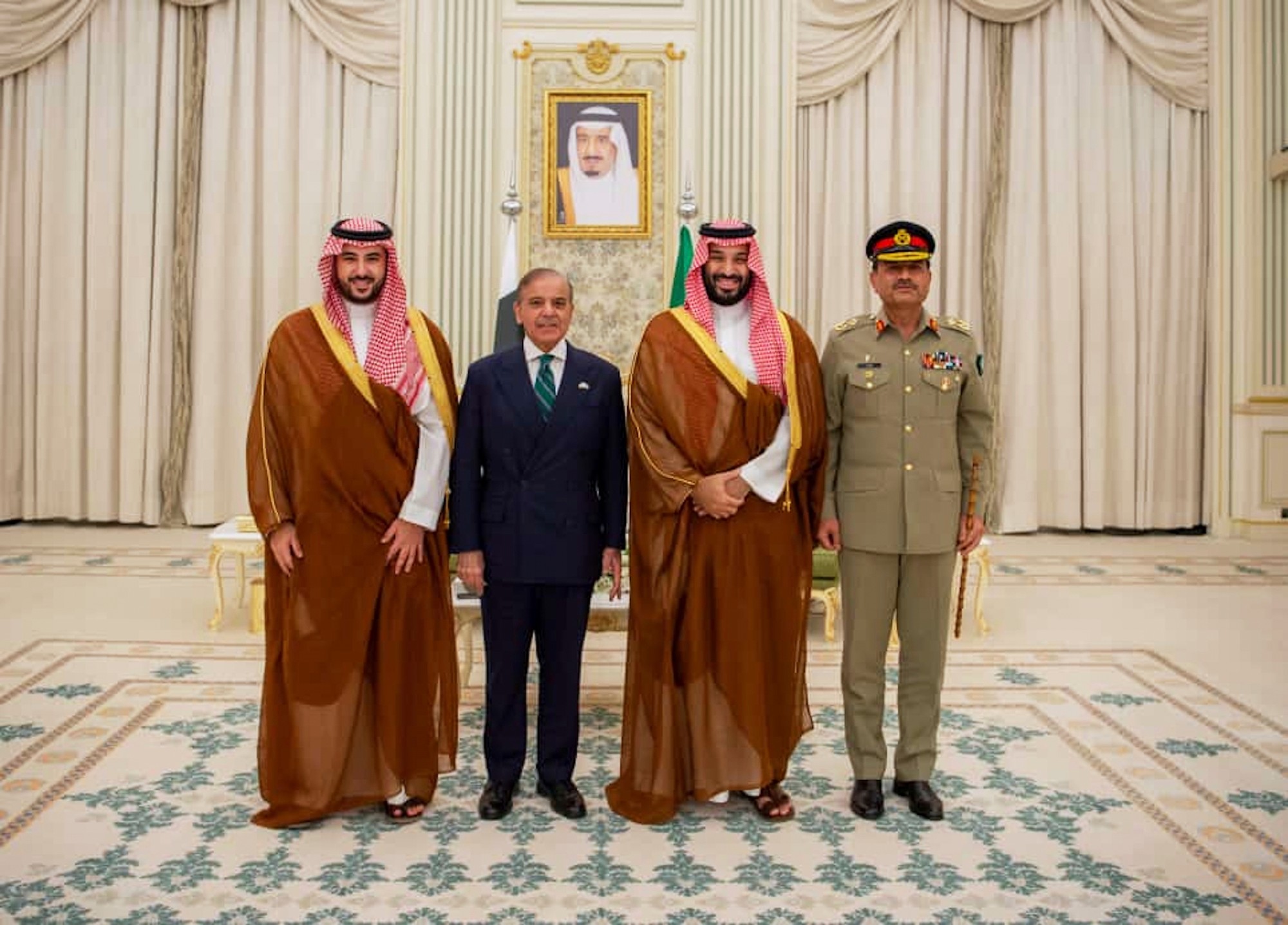 Saudskoarabský korunný princ Muhammad bin Salmán a pakistanský premiér Šáhbáz Šaríf.