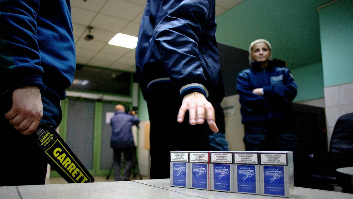 Prawie 2,2 mln sztuk papierosów bez polskich znaków akcyzowych zabezpieczyli policjanci CBŚ z celnikami. Straty, na jakie narażony został Skarb Państwa, oszacowano na ponad 1,5 mln zł - poinformował dziś Artur Chorąży z zespołu prasowego lubuskiej policji.