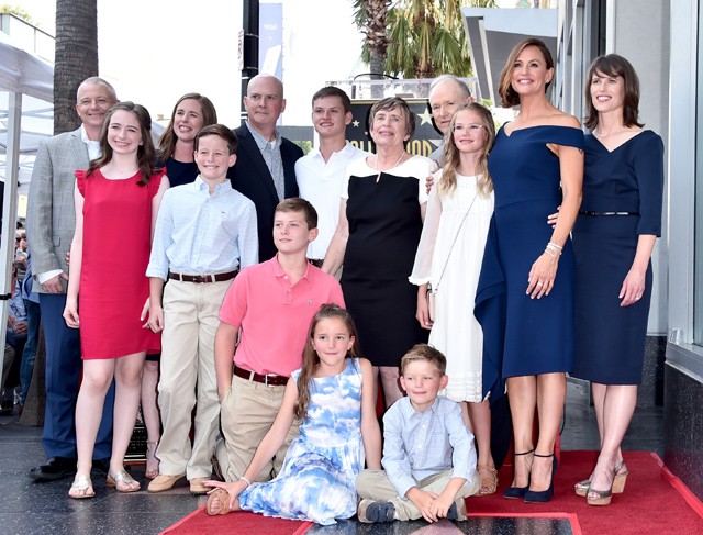 Jennfier Garner és családja, barátai