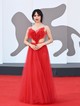 Jenna Ortega piros, hercegnős Dior kreációjában azonnal magára vonzotta a tekinteteket a 2024-es velencei filmfesztiválon. 