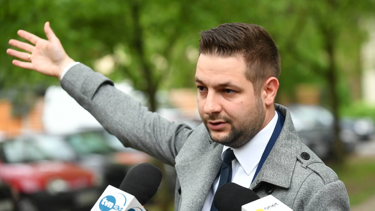 Rafał Trzaskowski zaproponował debatę pt. "Dlaczego Patryk Jaki jest zły". Jestem gotowy z nim debatować zawsze i wszędzie, ale nie na taki temat; to oznaka deficytu powagi w polityce - powiedział dziś kandydat Zjednoczonej Prawicy na urząd prezydenta Warszawy Patryk Jaki.