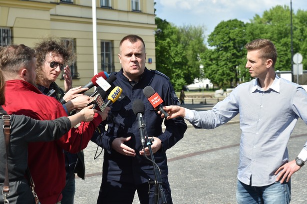 Rzecznik Komendy Stołecznej Policji, asp. szt. Mariusz Mrozek przed siedzibą KSP.