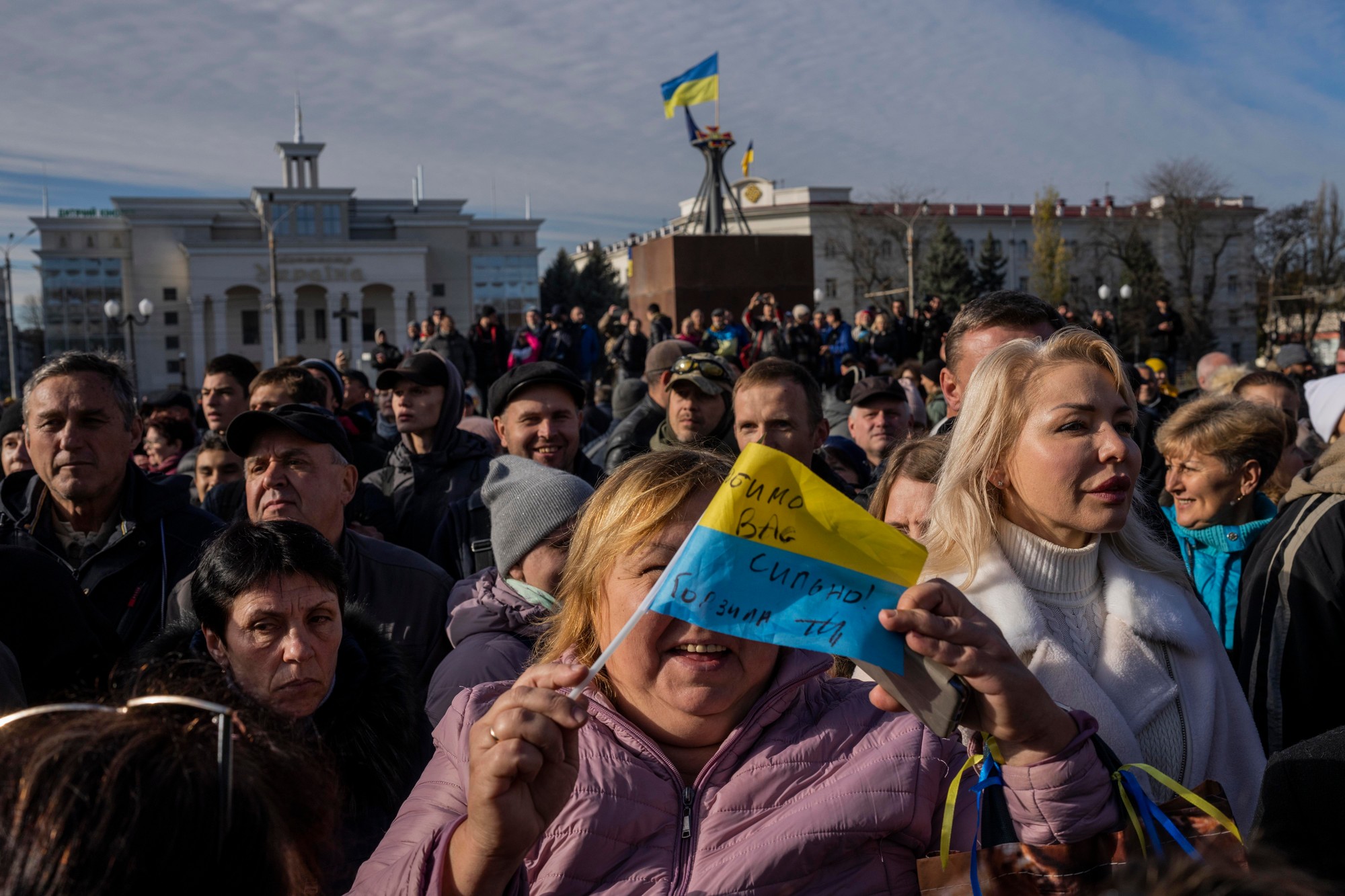 Ukrajinský prezident Volodymyr Zelenskyj navštívil oslobodené mesto Cherson. 
