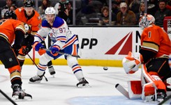 Liga NHL. 'Nafciarze' nie rezygnują z walki o prowadzenie w Pacific Division