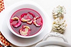 Sok z porzeczki a może ocet? Co zrobić, by barszcz czerwony nie stracił koloru? [PORADA]