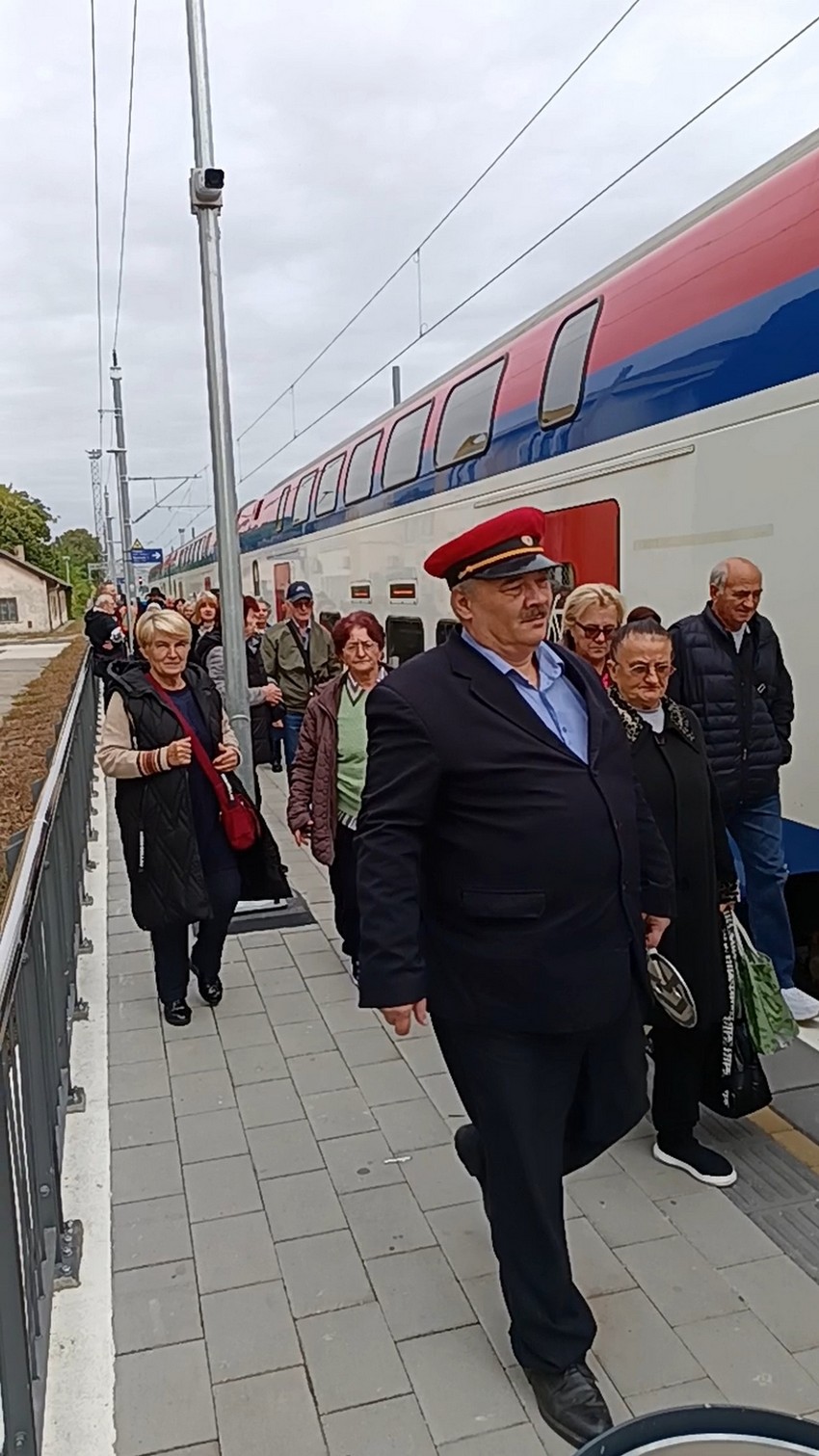 Putnici iz Beograda i Novog Sada napuštaju voz