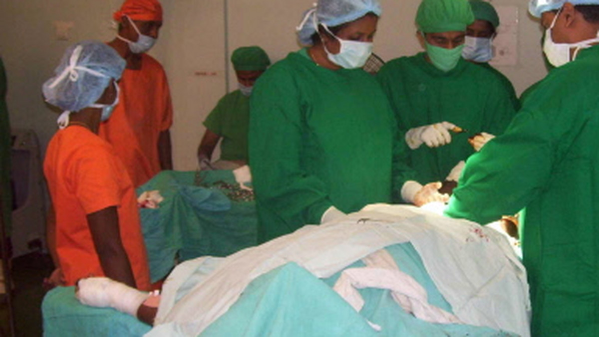 Lekarze z Kamburupitiya Hospital (Sri Lanka) usunęli z ciała L.P. Ariyawathie 13 gwoździ i pięć igieł. Jak twierdzi 49-letnia pokojówka pracująca od marca w Arabii Saudyjskiej, pracodawca wbił w jej ciało ostre przedmioty, by ją ukarać - czytamy w serwisie bbc.co.uk.