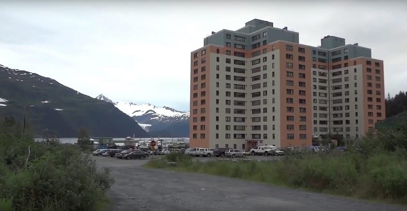 Blok mieści się Whittier w amerykańskim stanie Alaska.