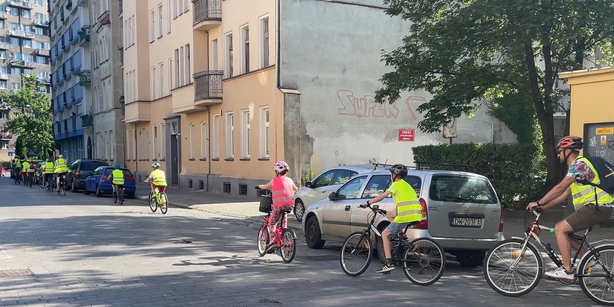 Program Młodzi – Aktywnie zMOBILizowaNI, którego elementem jest konkurs, zakłada kompleksową edukację w zakresie aktywnej mobilności