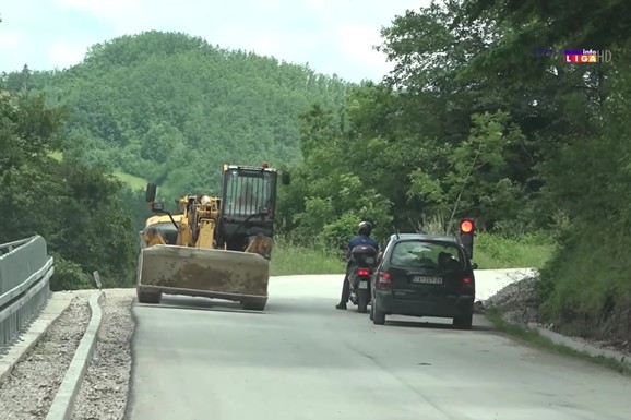 (VIDEO) ZABRINJAVAJUĆI SNIMCI KOD IVANJICE Vozači počeli svakodnevno da krše OVO pravilo: Može da bude jako opasno