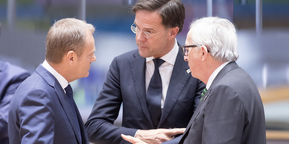 Mark Rutte z Donaldem Tuskiem i Jean Claudem Junckerem podczas jednego ze szczytów Rady Europejskiej.