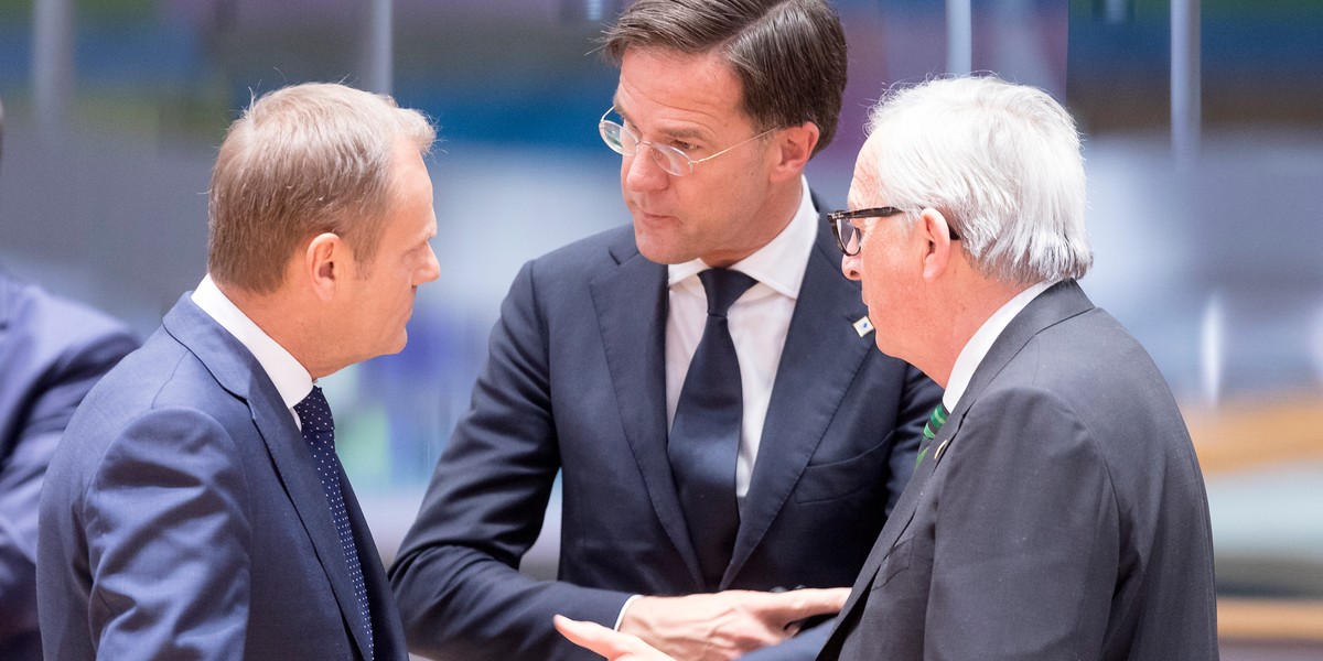 Mark Rutte z Donaldem Tuskiem i Jean Claudem Junckerem podczas jednego ze szczytów Rady Europejskiej.