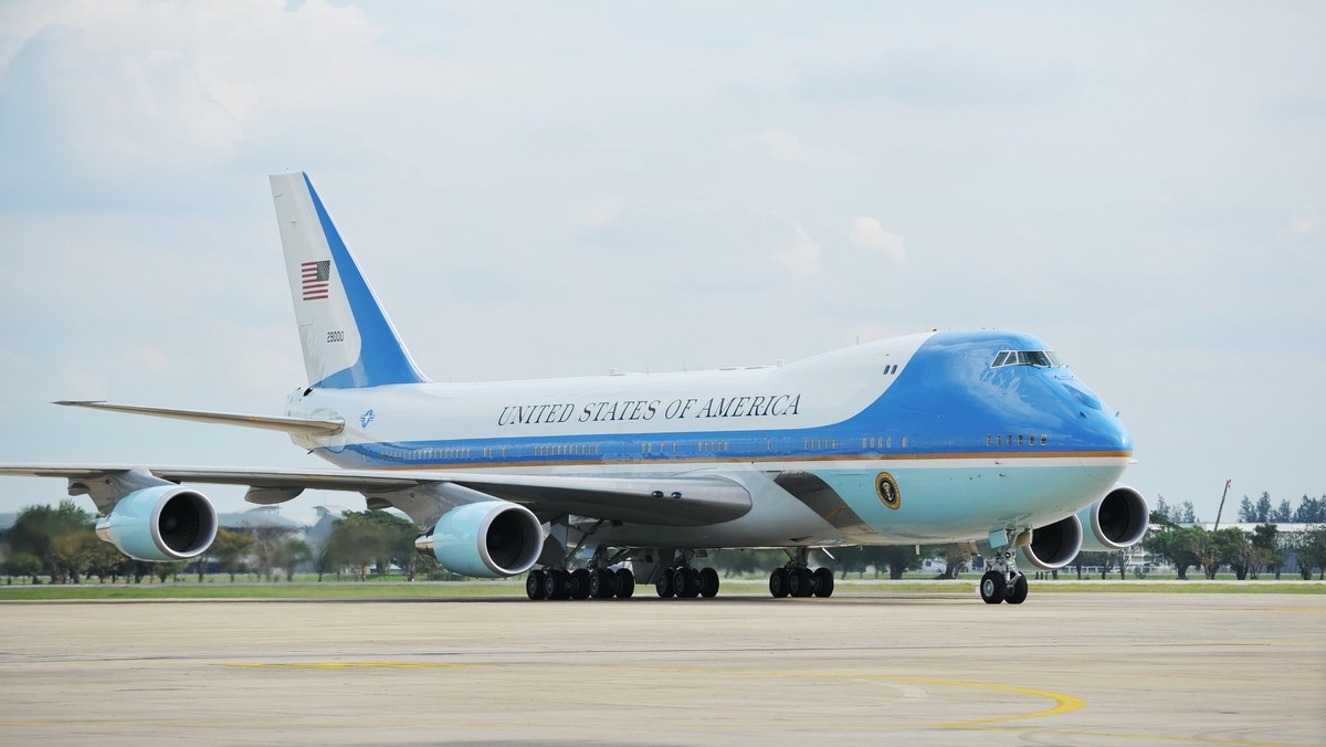 Znajdująca się w pobliżu Waszyngtonu baza sił powietrznych USA Joint Base Andrews, w której znajdują się m.in. samoloty Air Force One, została na pewien czas zamknięta z powodu doniesienia o uzbrojonym mężczyźnie, który znalazł się na jej terenie. W mediach społecznościowych pojawiła się również niepotwierdzona informacja o strzelaninie.