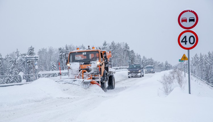 Zima uderzy po raz kolejny. Alert RCB.  Możliwe śnieżyce i przerwy w dostawie prądu