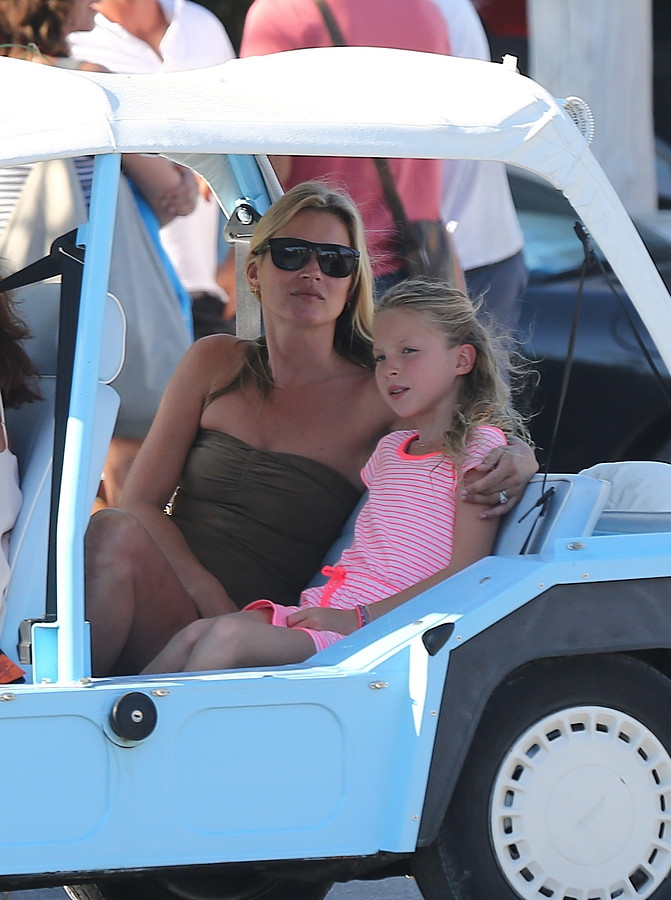 Kate Moss z córką na wakacjach (fot. Agencja BE&amp;W)