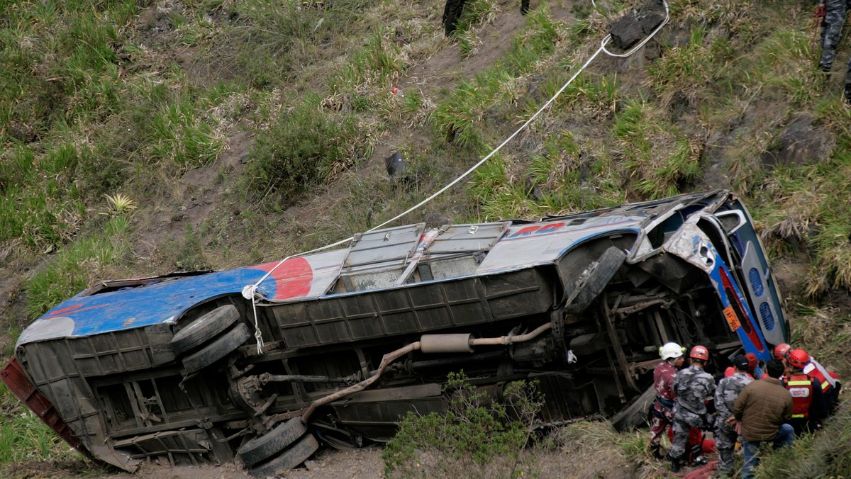 Co najmniej 13 osób poniosło w środę śmierć a 37 zostało rannych kiedy autobus, którym podróżowali stoczył się do przepaści w Andach, w leżącej na południu Ekwadoru prowincji Tungurahua - poinformował gubernator tej prowincji Lira Villalba.