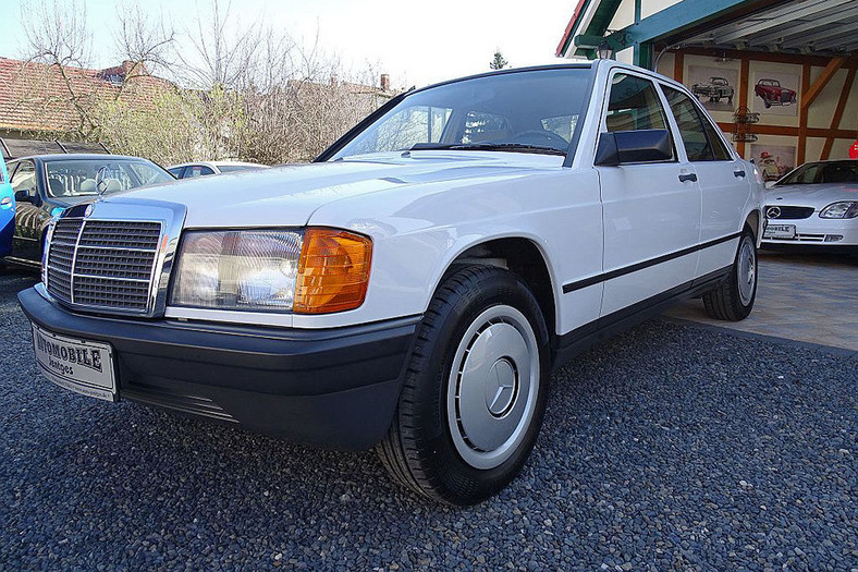 Mercedes 190 2.0 z przebiegiem 8600 km (26 950 euro).