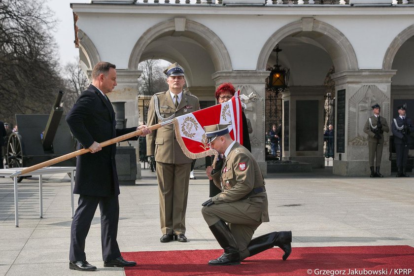 Para prezydencka chichocze pod Grobem Nieznanego Żołnierza. Agata Duda aż się popłakała