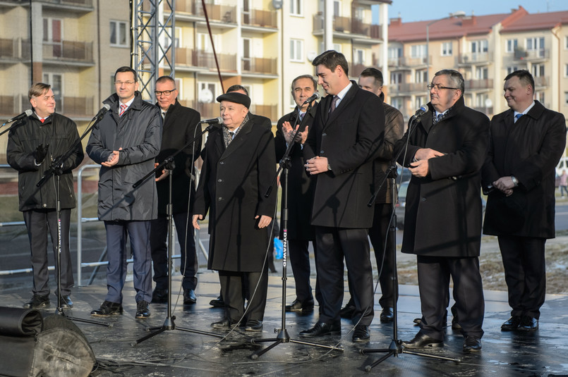 Mateusz Morawiecki, Jarosław Kaczyński i Andrzej Adamczyk podczas konferencji prasowej na temat wykonawstwa robót budowlanych w ramach rządowego programu Mieszkanie Plus.