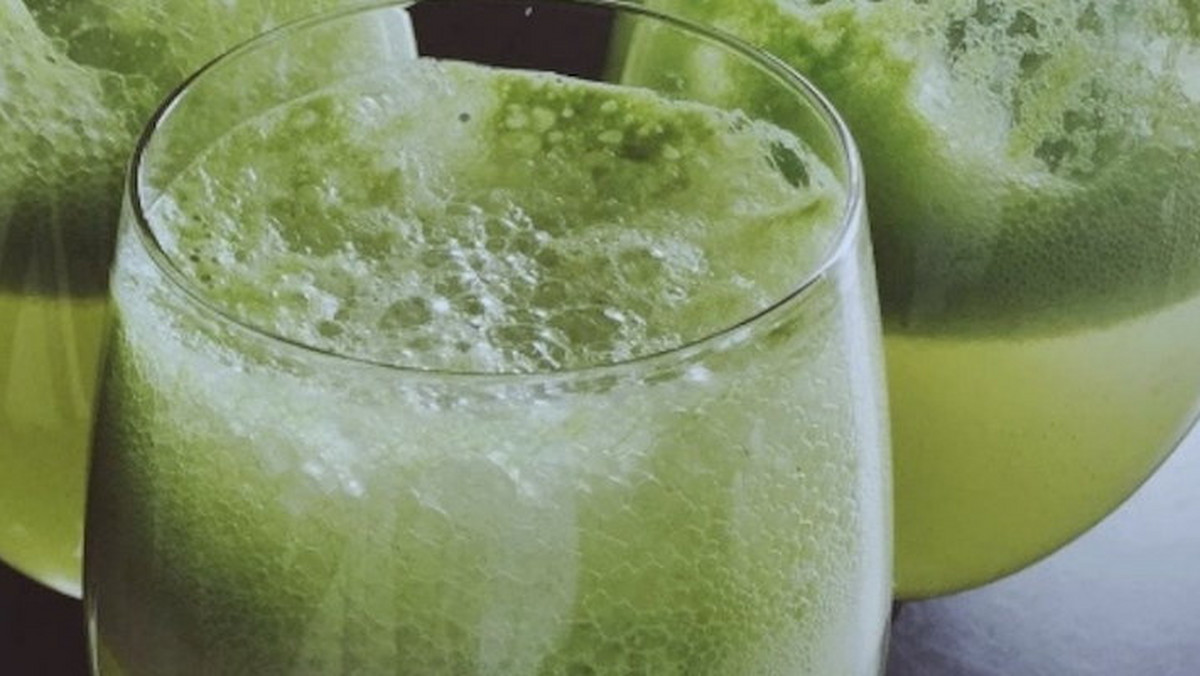 Jeśli lubisz koktajle to ten zielony napój z dodatkiem trunku wyskokowego na pewno przypadnie ci do gustu. Tym oryginalnym smakiem z pewnością zaskoczysz też swoich znajomych.