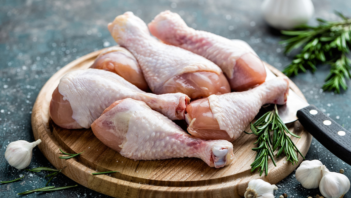 Zwolennicy zachwycają się jego dużą zawartością białka i niewielkim procentem tłuszczu. Przeciwnicy dyskutują o procesie produkcji i warunkach, w których dorastają ptaki. Z supermarketu, a może z domowej hodowli? Dziś sprawdzamy, który kurczak jest najzdrowszy.