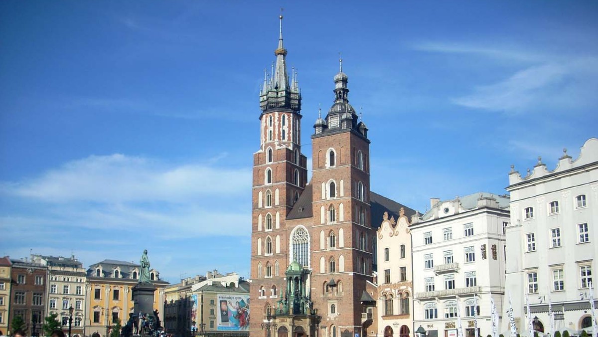 Tradycyjnie w Wielką Sobotę przed Bazyliką Mariacką w Krakowie metropolita krakowski kard. Stanisław Dziwisz poświęcił wielkanocne pokarmy. Prezydent Krakowa Jacek Majchrowski złożył mieszkańcom miasta i turystom życzenia świąteczne.