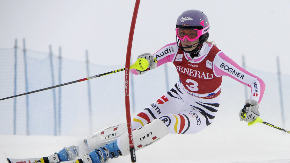 Hoefl-Riesch, która odniosła 24. pucharowe zwycięstwo w karierze, wyprzedziła reprezentantkę gospodarzy Tanję Poutiainen o 0,15 oraz Amerykankę Mikaelę Shiffrin o 0,34.