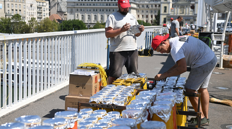 Az augusztus 20-i tűzijáték pirotechnikai eszközeit telepítik / Fotó: MTI/Illyés Tibor