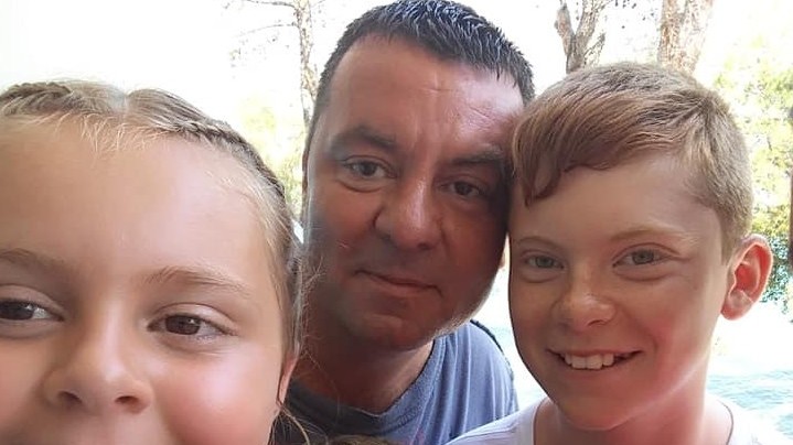 Yan Hodkinson so svojimi deťmi.