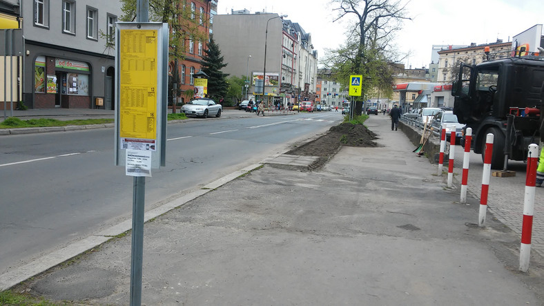 Na ul. Wrocławskiej powstaje zatoczka autobusowa