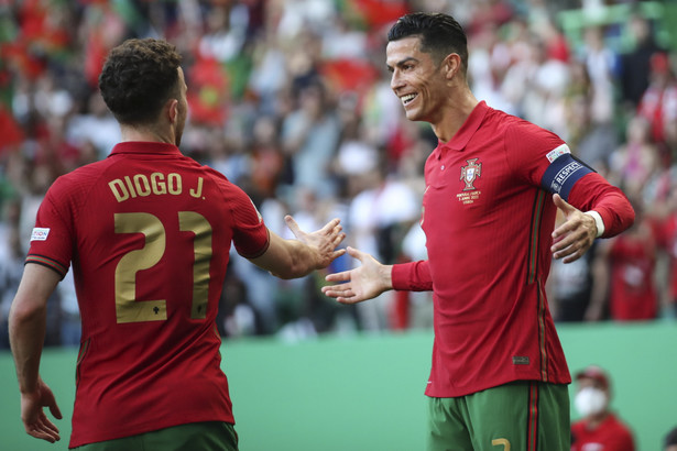 Portugalczycy Diogo Jota (L) i Cristiano Ronaldo (P) podczas meczu ze Szwajcarią