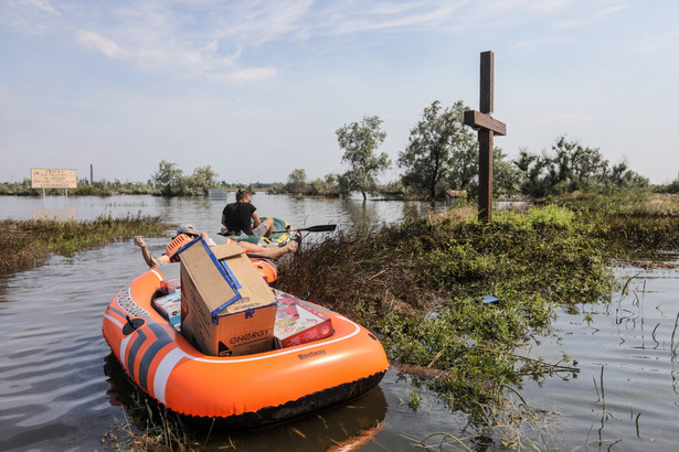 Nowa Kachowka. Rosjanie żądają łapówek od ludzi, chcących ratować swoje życie