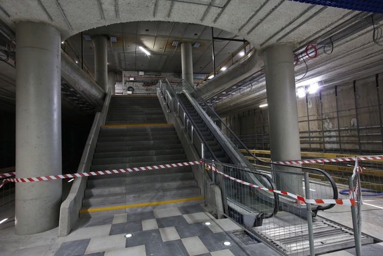 II linia metra, stacja Dworzec Wileński - zejście na peron.<br><br>Fot. (mr) PAP/Rafał Guz