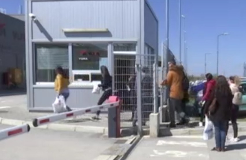 Radnici na ulazu u fabrički krug "Jure"