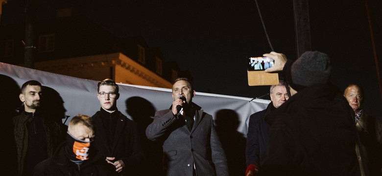 Flaga, hasło, rosyjski żołnierz i polski kawalerzysta. Robert Bąkiewicz pokazał plakat